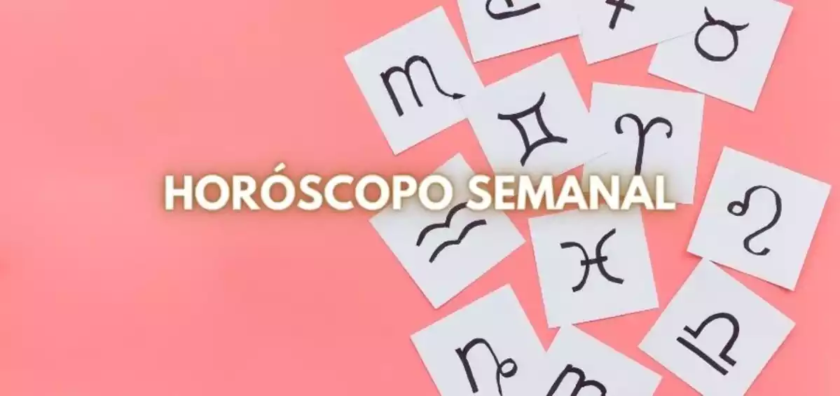 Papeles con los signos del zodiaco sobre fondo rosa y las letras ''Horóscopo Semanal''